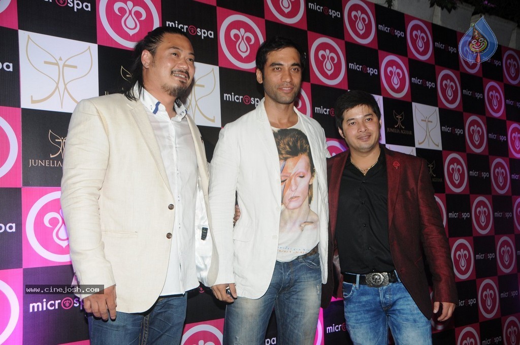 Jacqueline n Zarine Khan at Microspa Launch - 18 / 73 photos