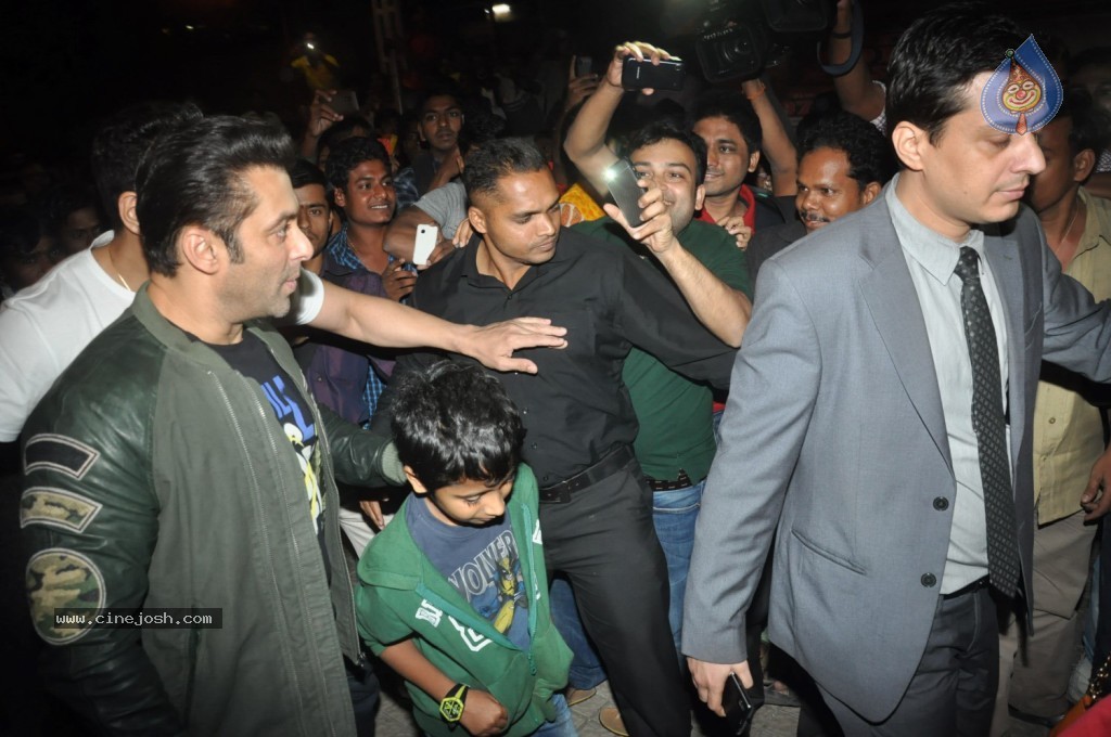 Jai Ho Team Watches Sholay 3D Movie - 7 / 31 photos