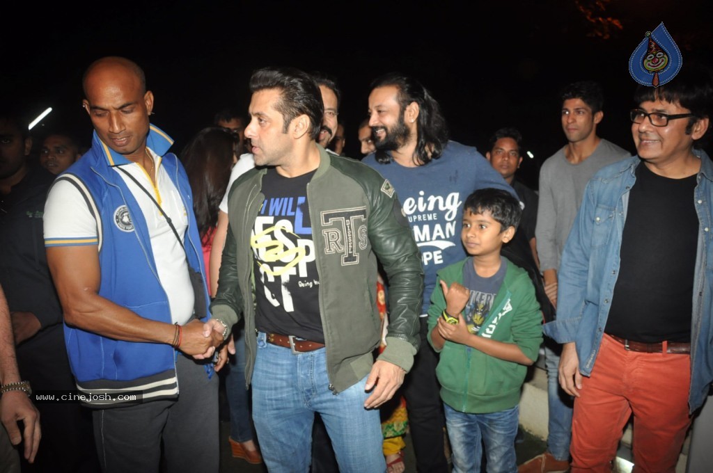 Jai Ho Team Watches Sholay 3D Movie - 12 / 31 photos