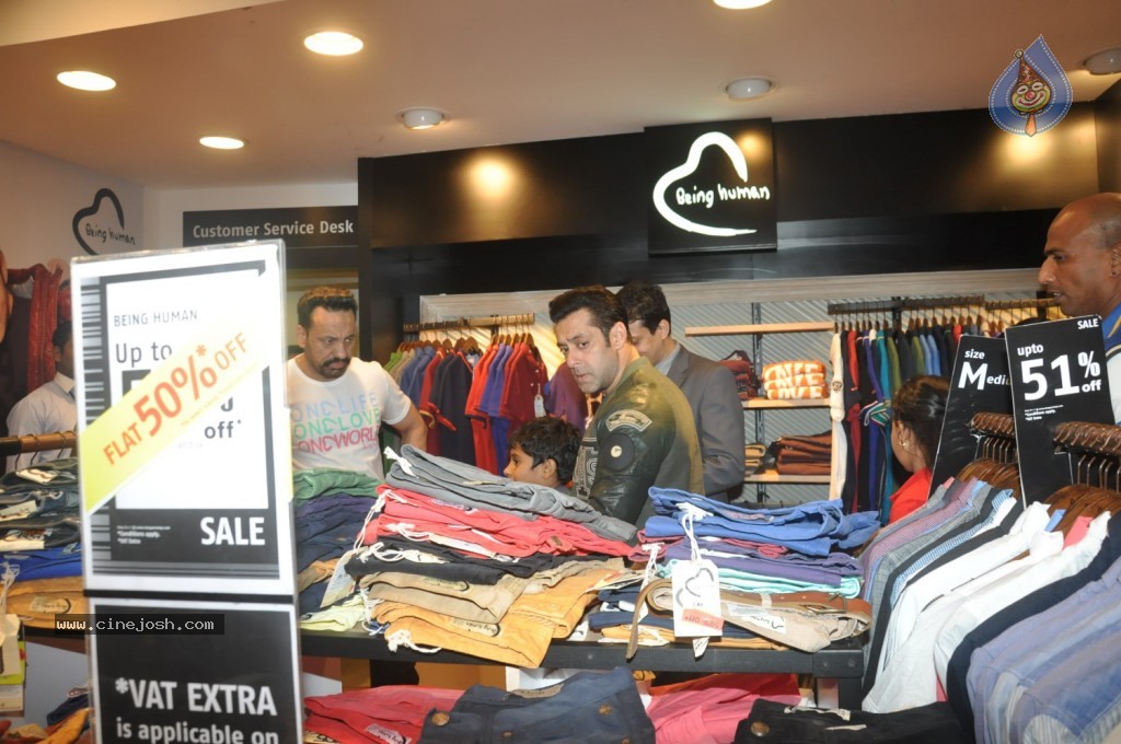 Jai Ho Team Watches Sholay 3D Movie - 16 / 31 photos