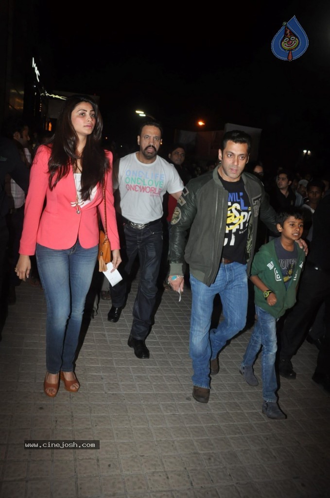 Jai Ho Team Watches Sholay 3D Movie - 19 / 31 photos