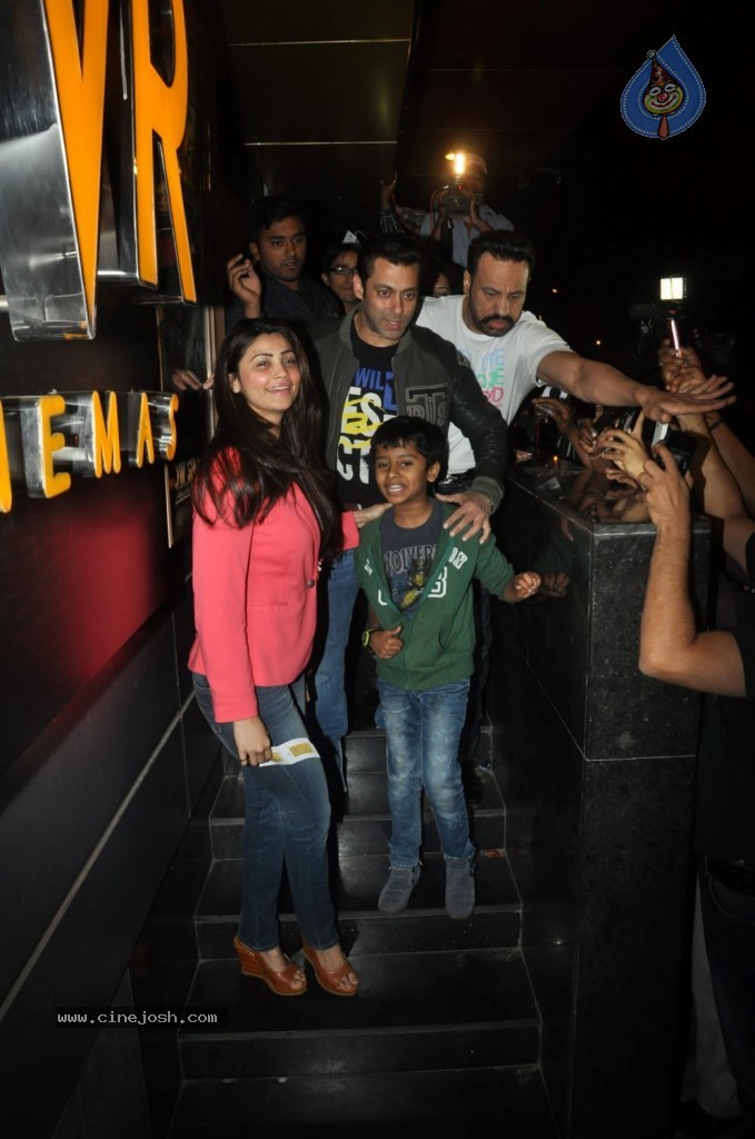 Jai Ho Team Watches Sholay 3D Movie - 22 / 31 photos