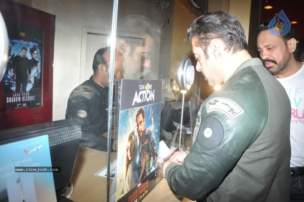 Jai Ho Team Watches Sholay 3D Movie - 23 / 31 photos