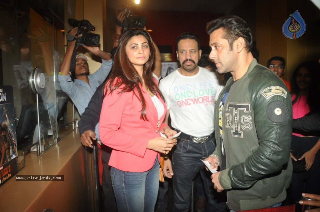 Jai Ho Team Watches Sholay 3D Movie - 25 / 31 photos
