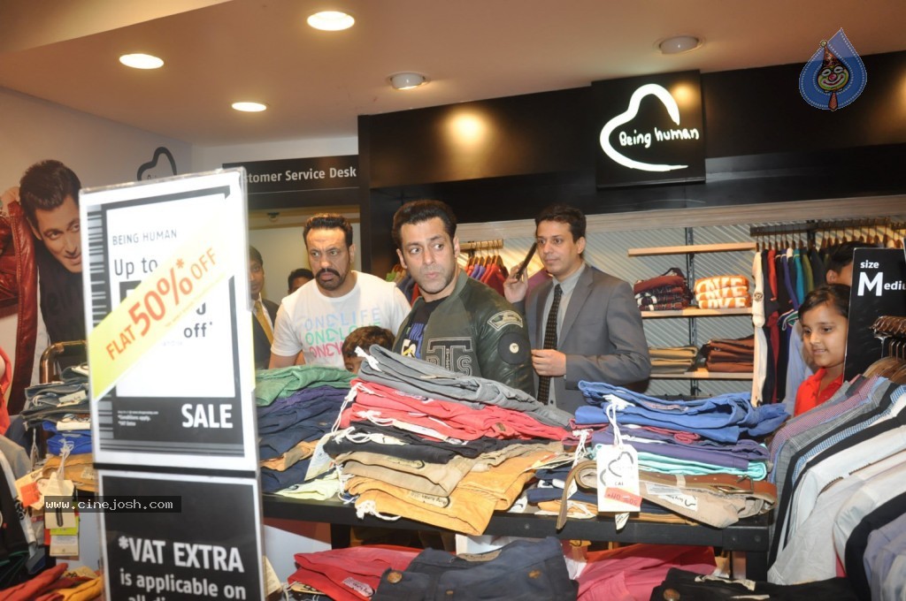 Jai Ho Team Watches Sholay 3D Movie - 31 / 31 photos