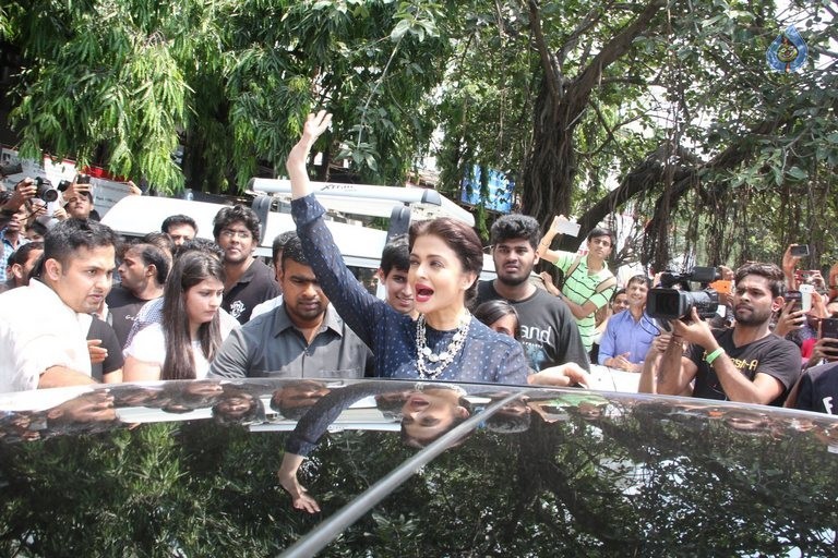 Jazbaa Promotion at Mithibai College - 10 / 42 photos