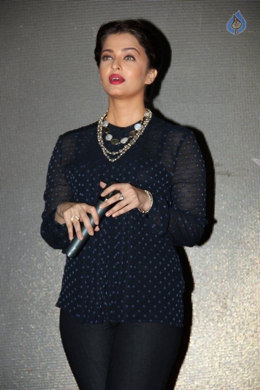 Jazbaa Promotion at Mithibai College - 25 / 42 photos