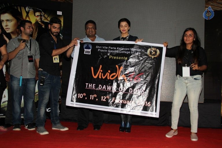 Jazbaa Promotion at Mithibai College - 27 / 42 photos
