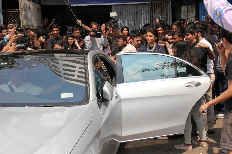 Jazbaa Promotion at Mithibai College - 29 / 42 photos