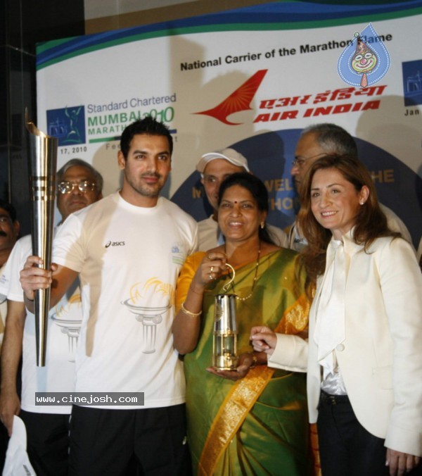 John Abraham,Maria Polyzou At Marathon Flame Run - 14 / 25 photos