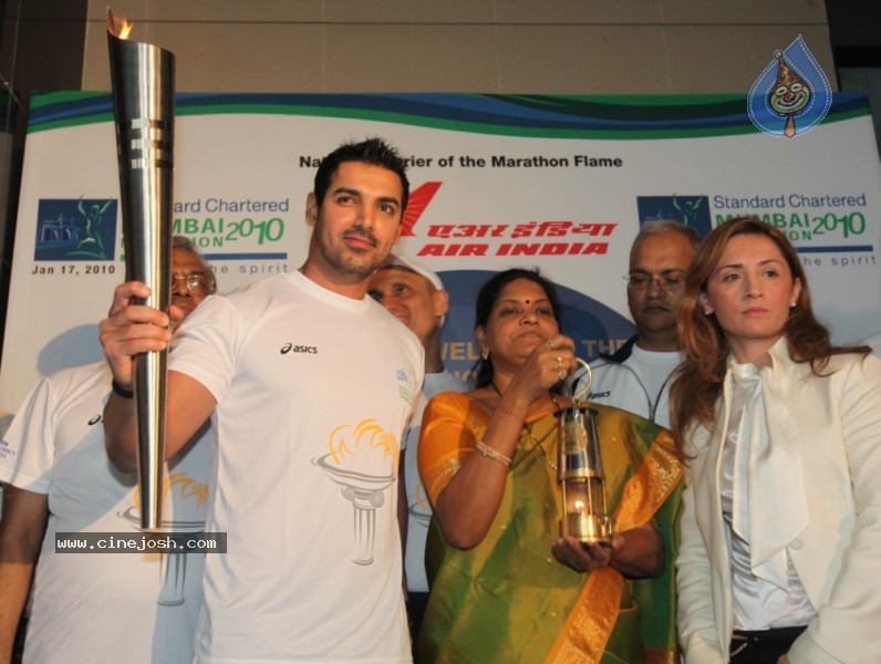 John Abraham,Maria Polyzou At Marathon Flame Run - 23 / 25 photos