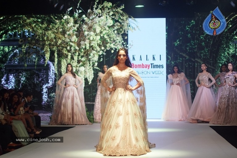 Kaira and Yami at Bombay Times Fashion Week - 22 / 30 photos