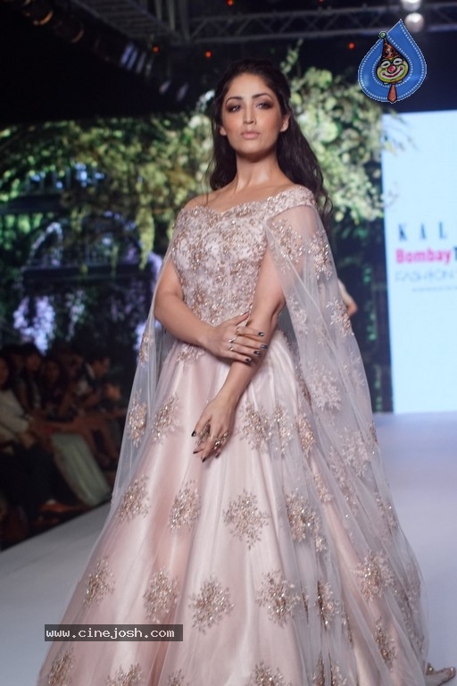 Kaira and Yami at Bombay Times Fashion Week - 23 / 30 photos