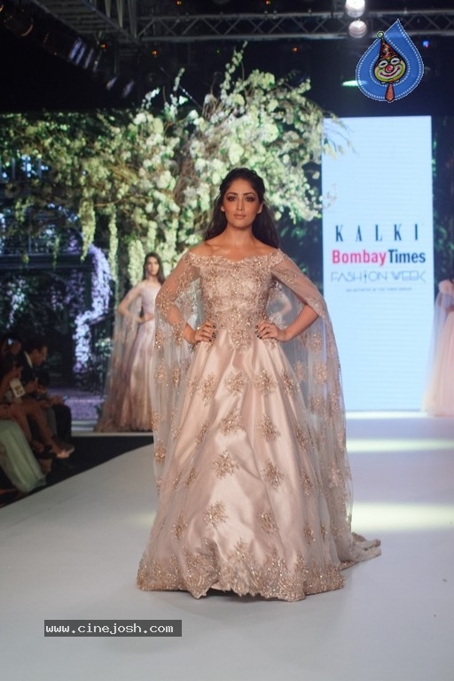 Kaira and Yami at Bombay Times Fashion Week - 26 / 30 photos