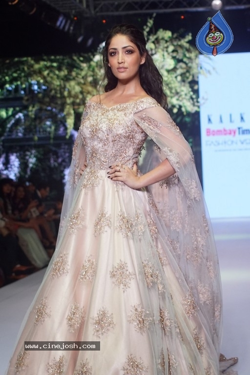 Kaira and Yami at Bombay Times Fashion Week - 27 / 30 photos