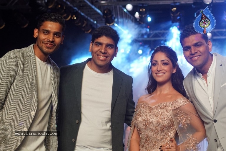 Kaira and Yami at Bombay Times Fashion Week - 28 / 30 photos