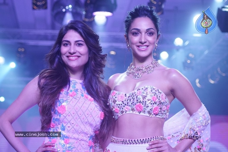 Kaira and Yami at Bombay Times Fashion Week - 29 / 30 photos