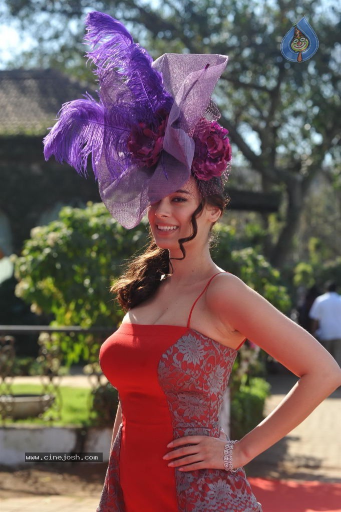 Kangana Ranaut at the HELLO Class Race 2014 - 64 / 78 photos