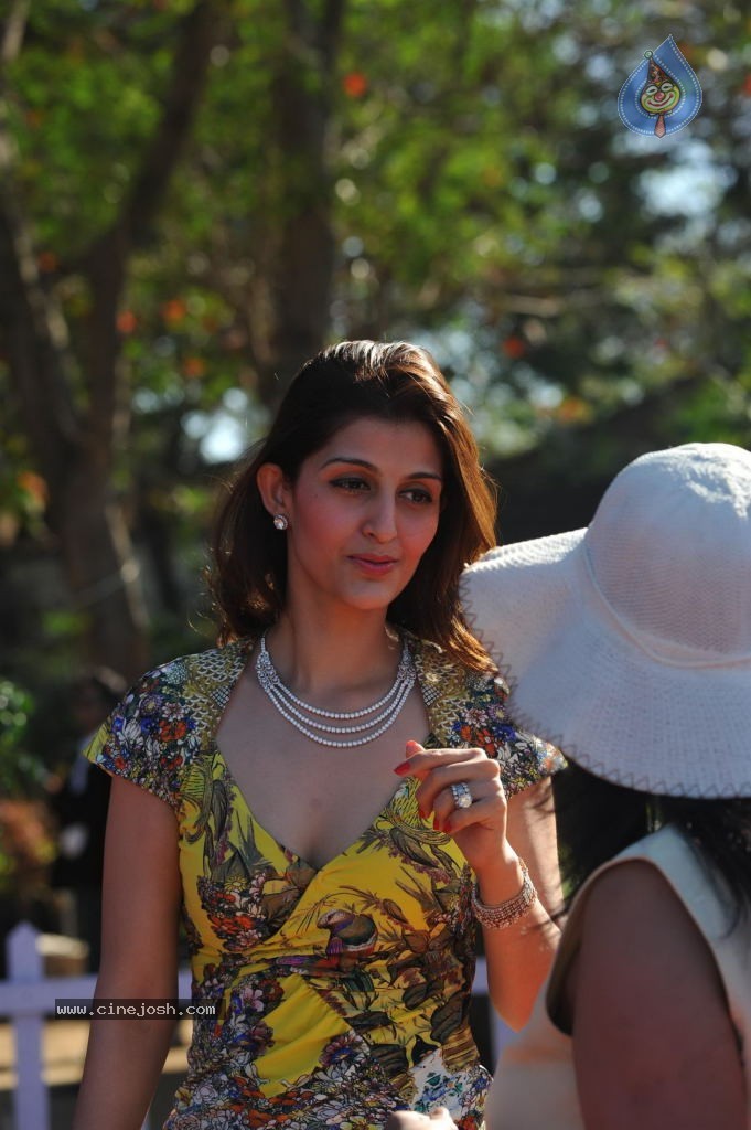 Kangana Ranaut at the HELLO Class Race 2014 - 69 / 78 photos