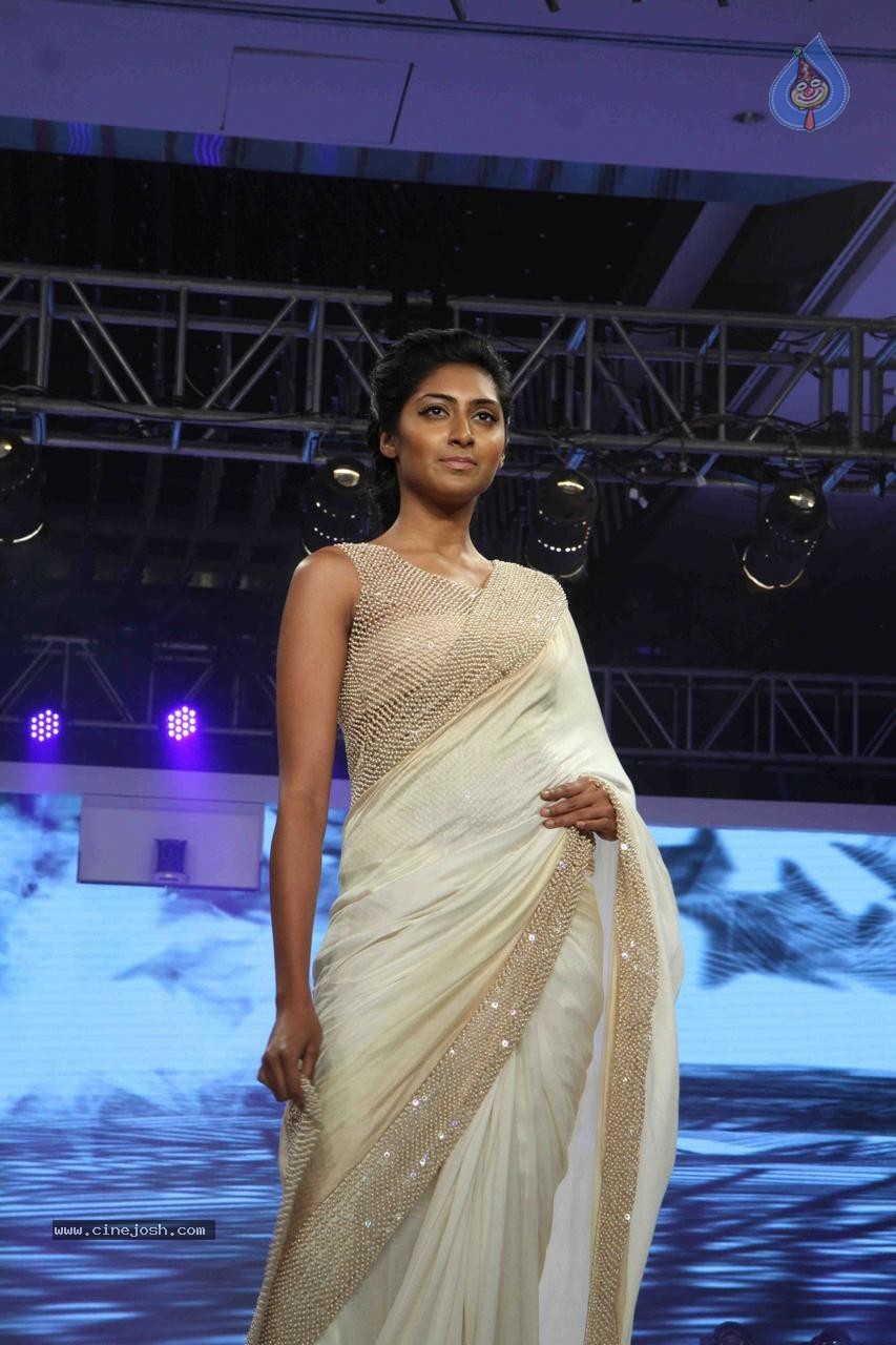 Kangana Ranaut Showstopper at Launch of LIVA - 73 / 108 photos