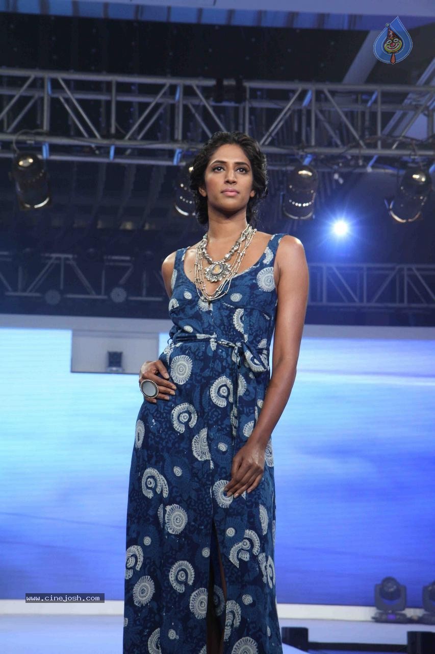 Kangana Ranaut Showstopper at Launch of LIVA - 75 / 108 photos