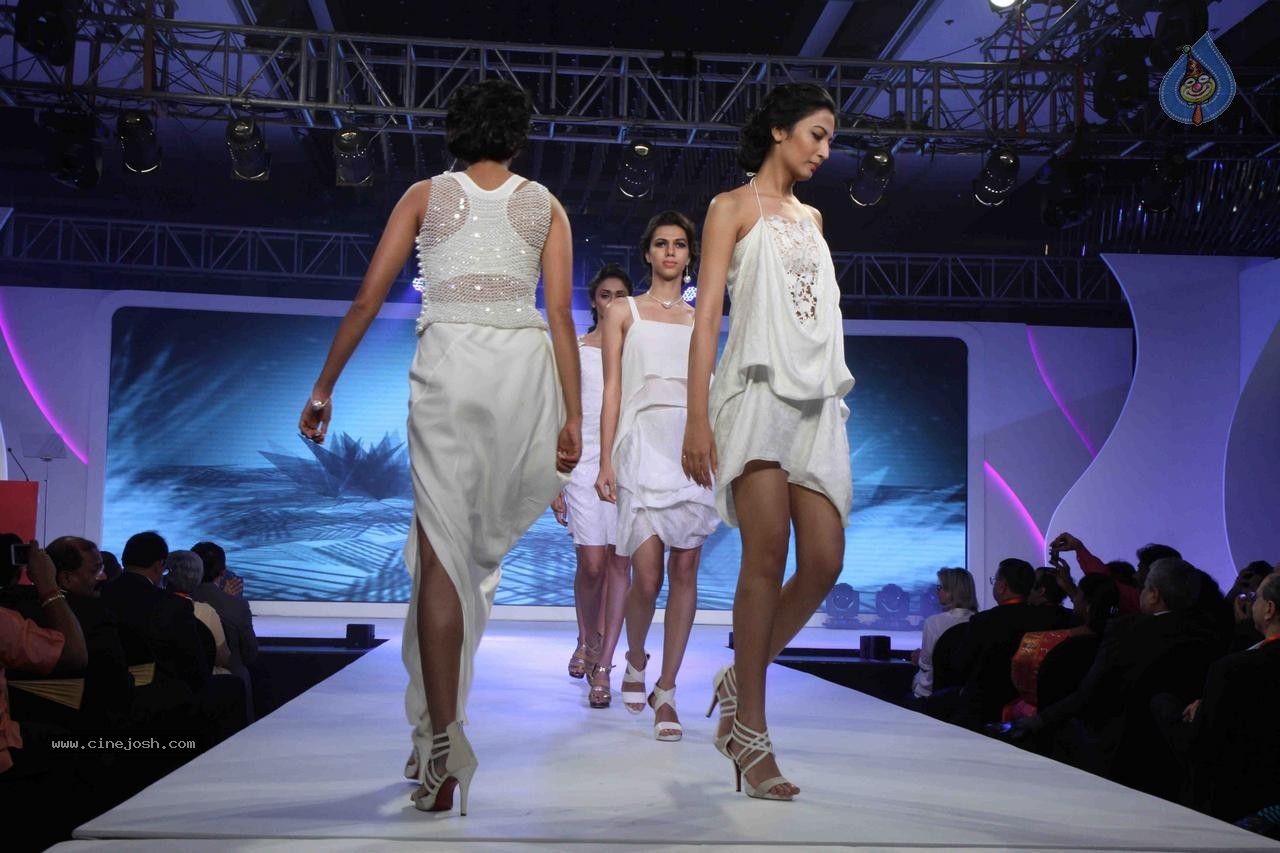 Kangana Ranaut Showstopper at Launch of LIVA - 85 / 108 photos