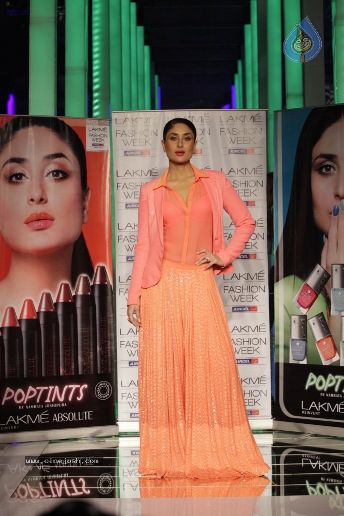 Kareena, Bipasha Walks the Ramp at LFW - 2 / 56 photos