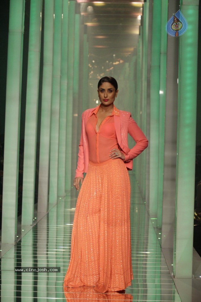 Kareena, Bipasha Walks the Ramp at LFW - 3 / 56 photos
