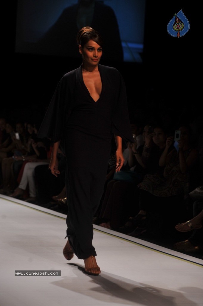 Kareena, Bipasha Walks the Ramp at LFW - 16 / 56 photos