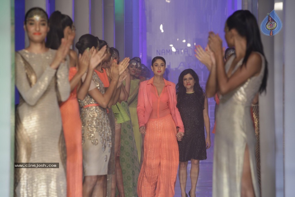 Kareena, Bipasha Walks the Ramp at LFW - 21 / 56 photos