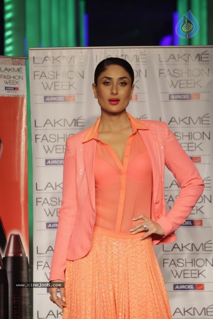 Kareena, Bipasha Walks the Ramp at LFW - 23 / 56 photos