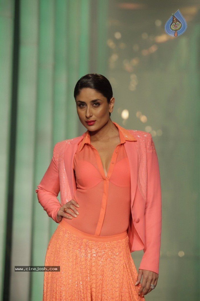 Kareena, Bipasha Walks the Ramp at LFW - 43 / 56 photos