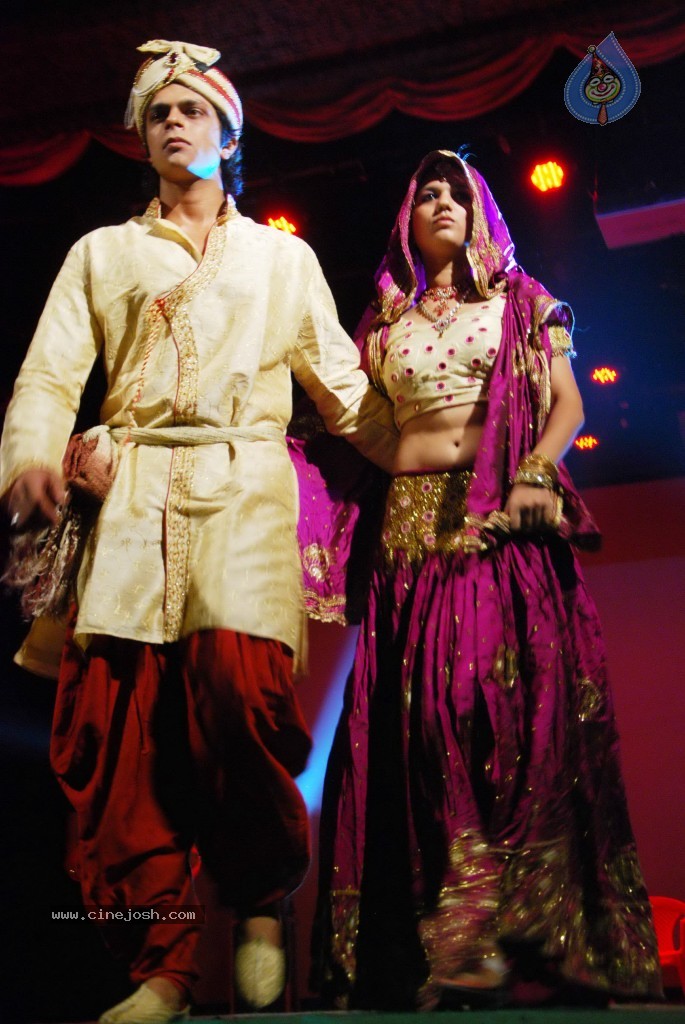  Kareena Kapoor at National College Festival - 47 / 60 photos