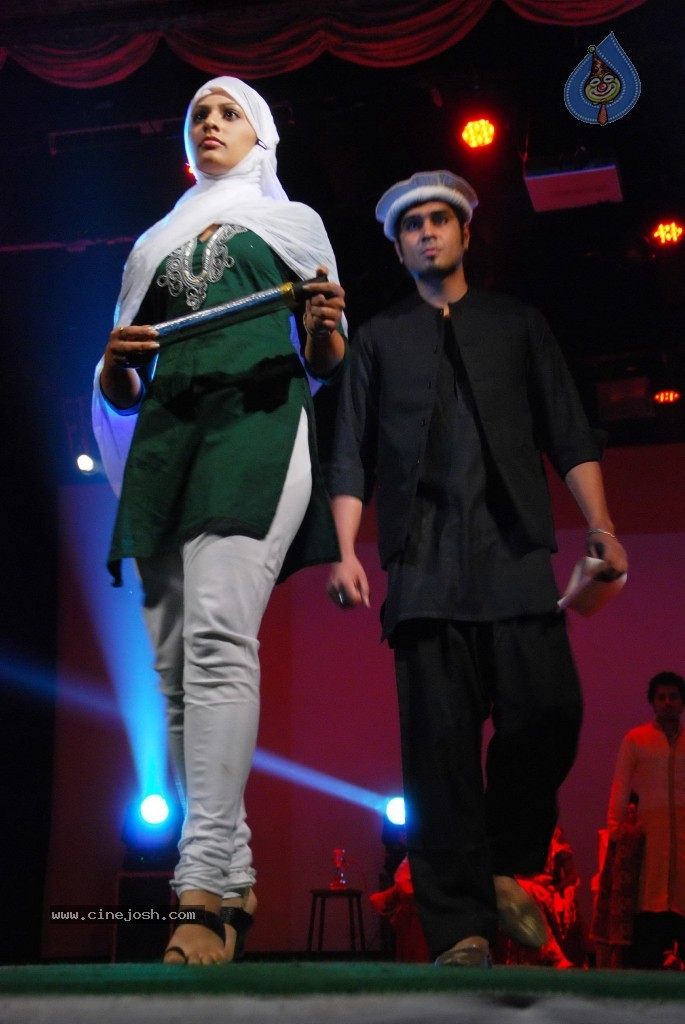  Kareena Kapoor at National College Festival - 48 / 60 photos