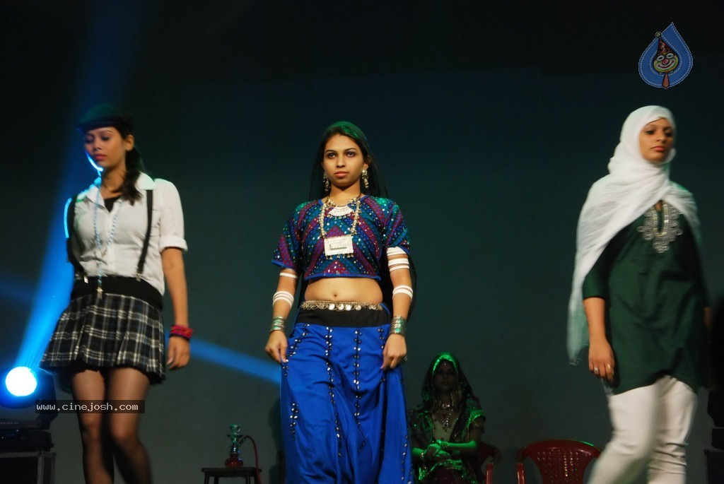  Kareena Kapoor at National College Festival - 52 / 60 photos