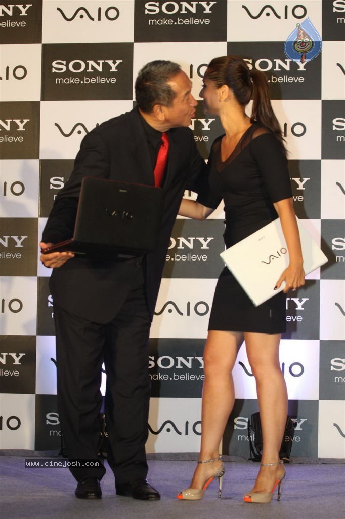 Kareena Kapoor at Vaio New Range Launch - 21 / 44 photos