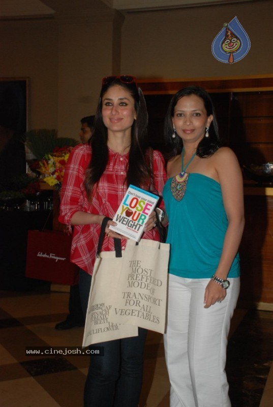 Kareena Kapoor promotes Rujuta Diwekar's diet book - 1 / 27 photos