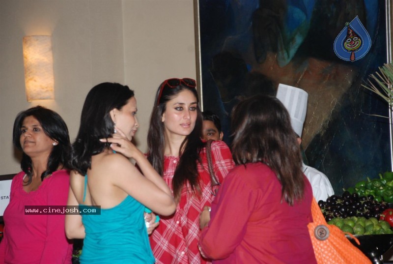 Kareena Kapoor promotes Rujuta Diwekar's diet book - 4 / 27 photos