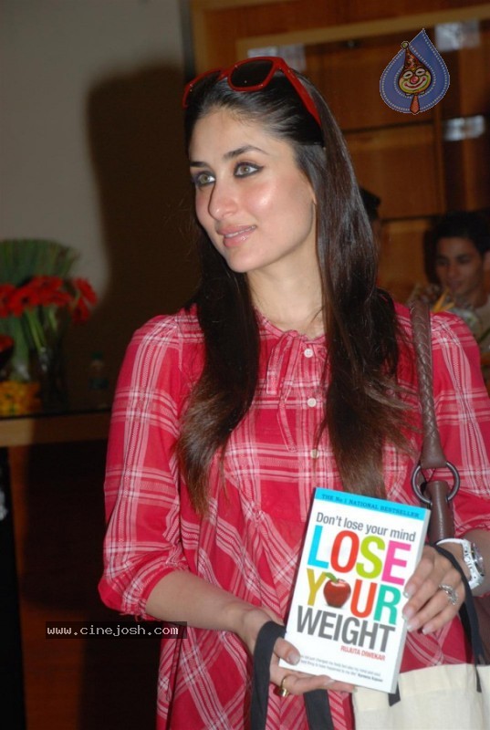 Kareena Kapoor promotes Rujuta Diwekar's diet book - 21 / 27 photos