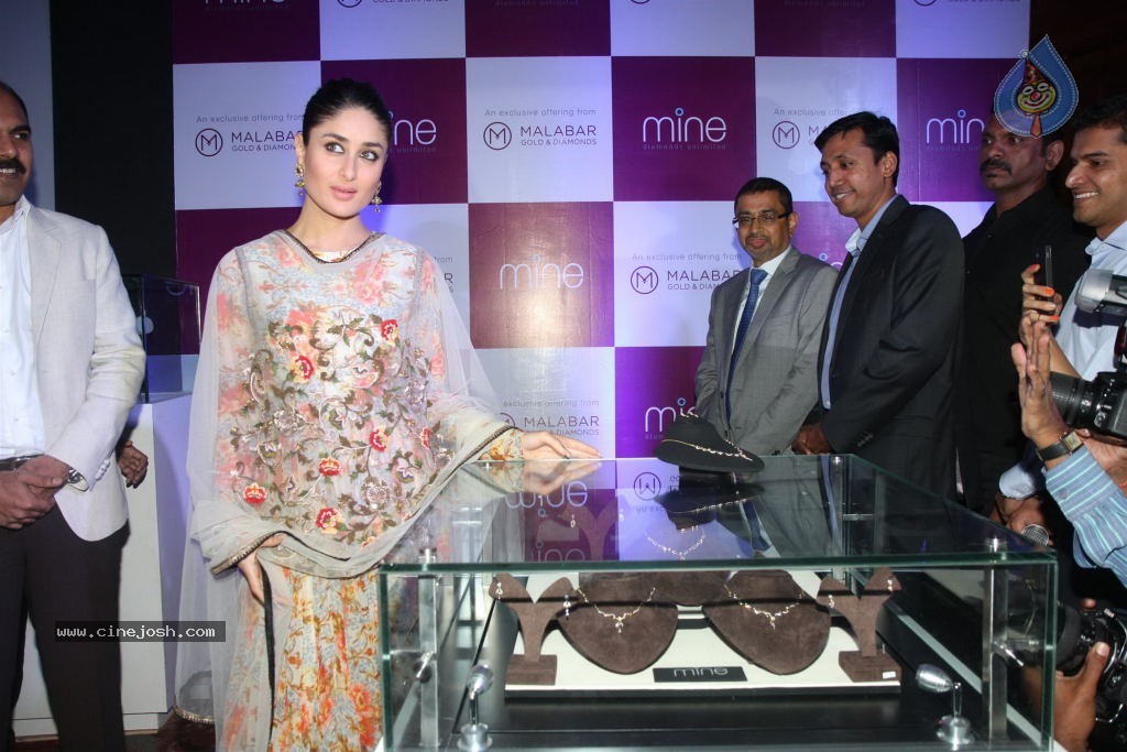 Kareena Launches Malabar Gold n Diamonds - 11 / 56 photos