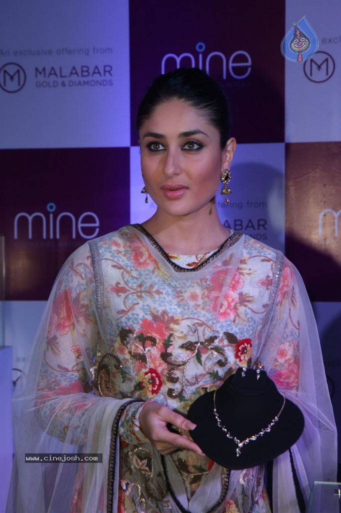 Kareena Launches Malabar Gold n Diamonds - 13 / 56 photos