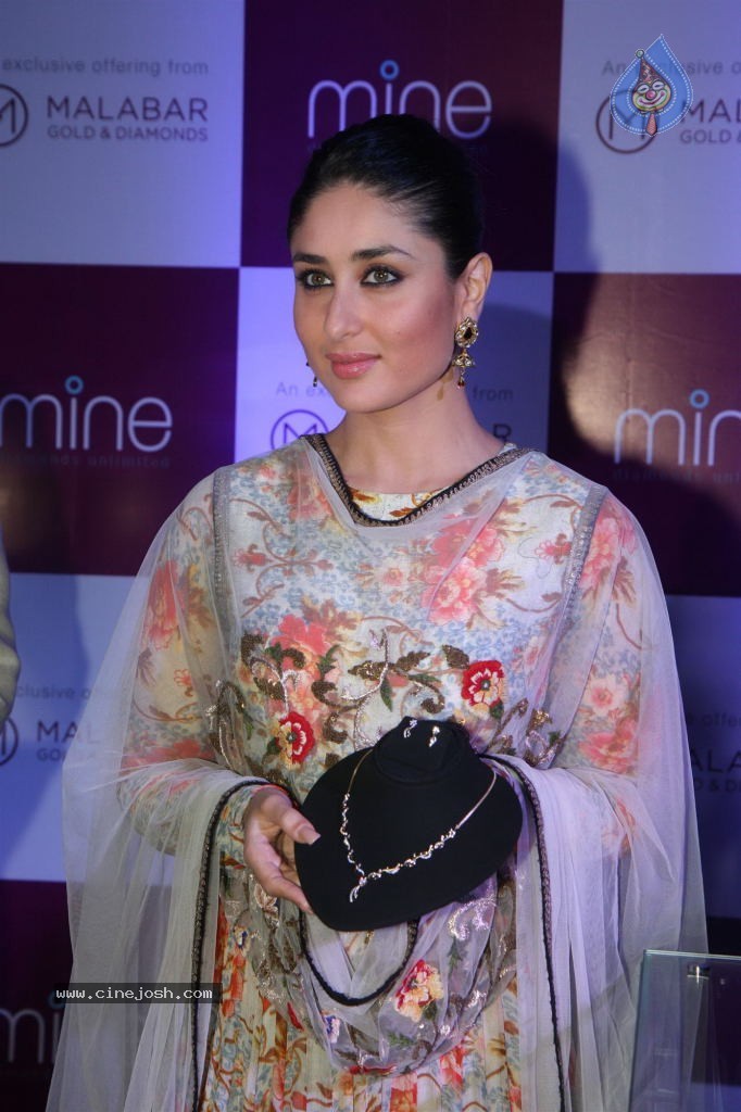 Kareena Launches Malabar Gold n Diamonds - 15 / 56 photos