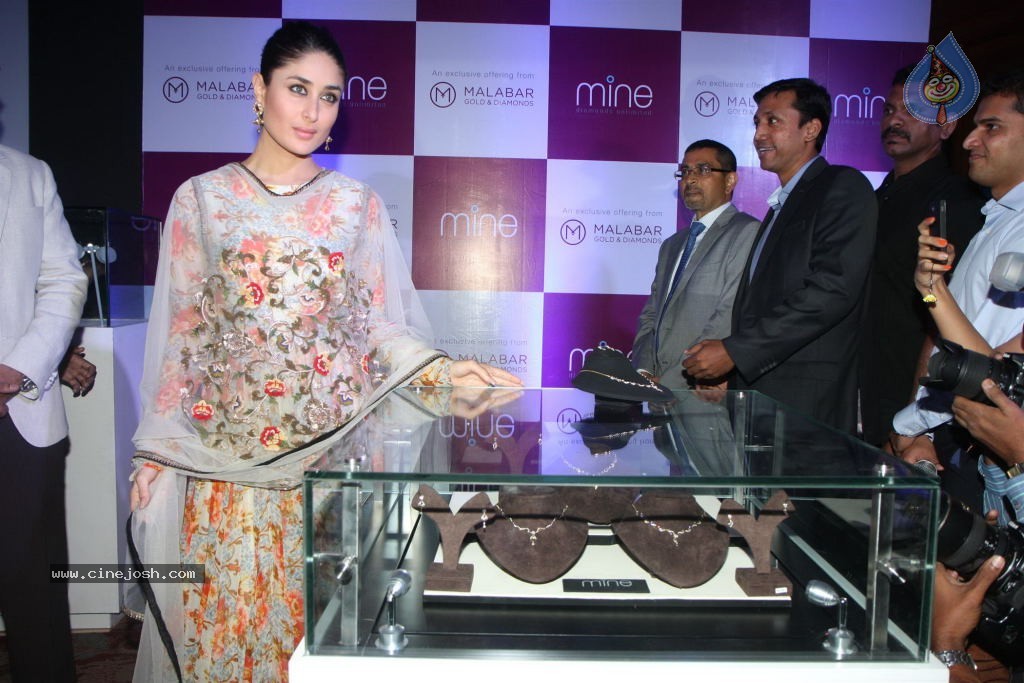 Kareena Launches Malabar Gold n Diamonds - 16 / 56 photos
