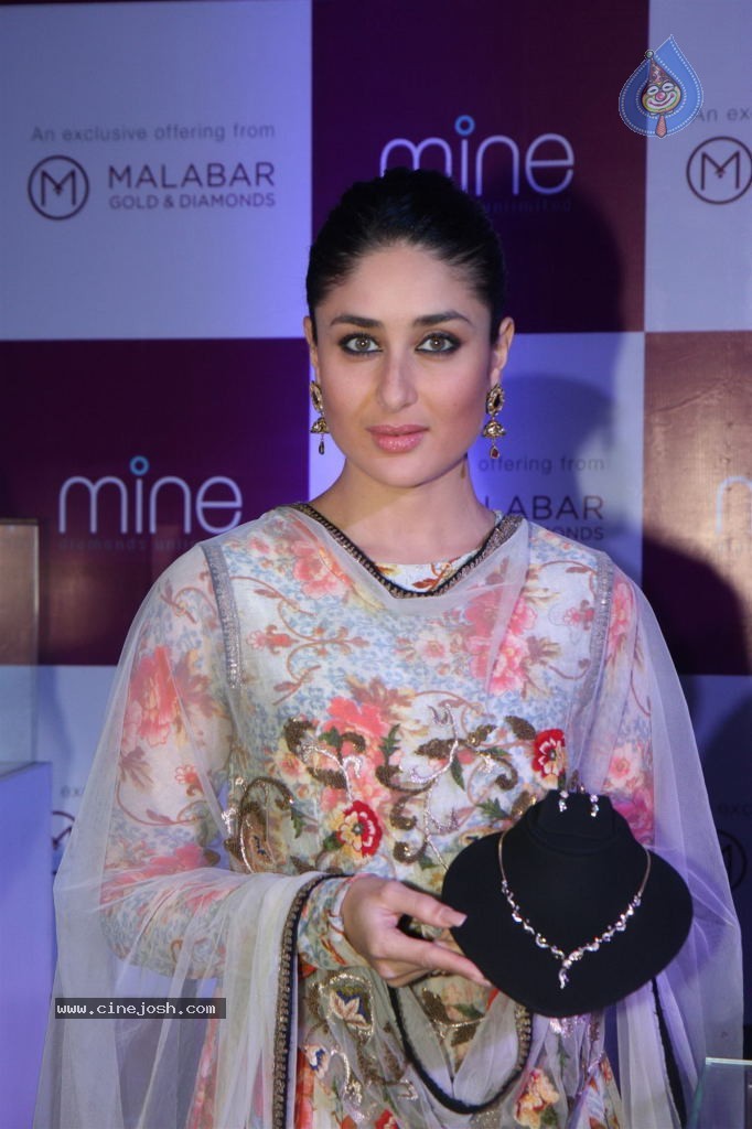 Kareena Launches Malabar Gold n Diamonds - 17 / 56 photos