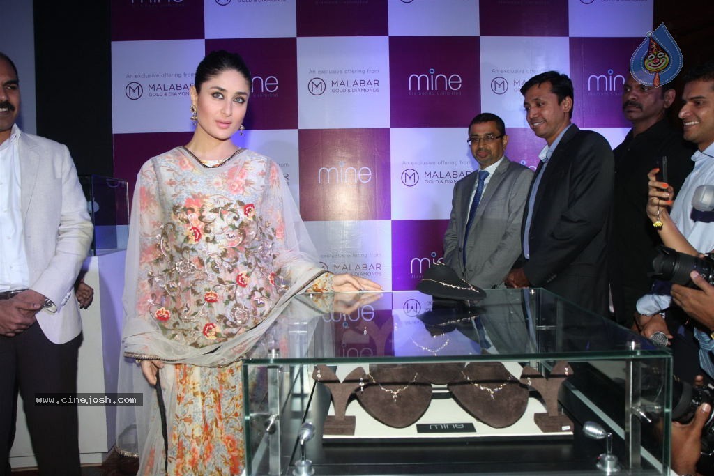 Kareena Launches Malabar Gold n Diamonds - 19 / 56 photos