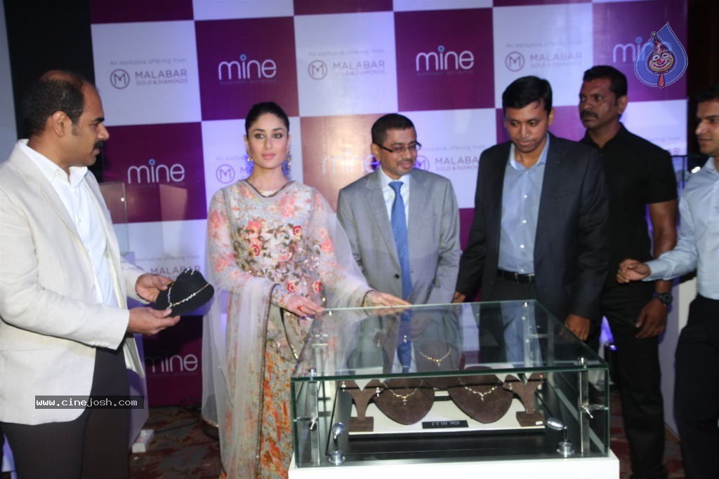 Kareena Launches Malabar Gold n Diamonds - 22 / 56 photos