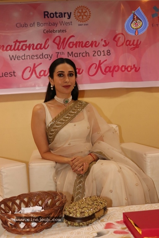 Karisma Kapoor Honoured With Extraordinary Women Award - 6 / 11 photos