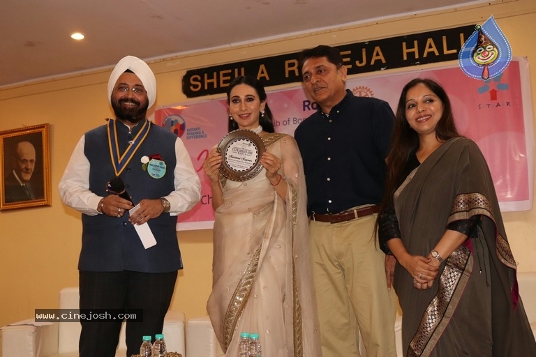 Karisma Kapoor Honoured With Extraordinary Women Award - 7 / 11 photos