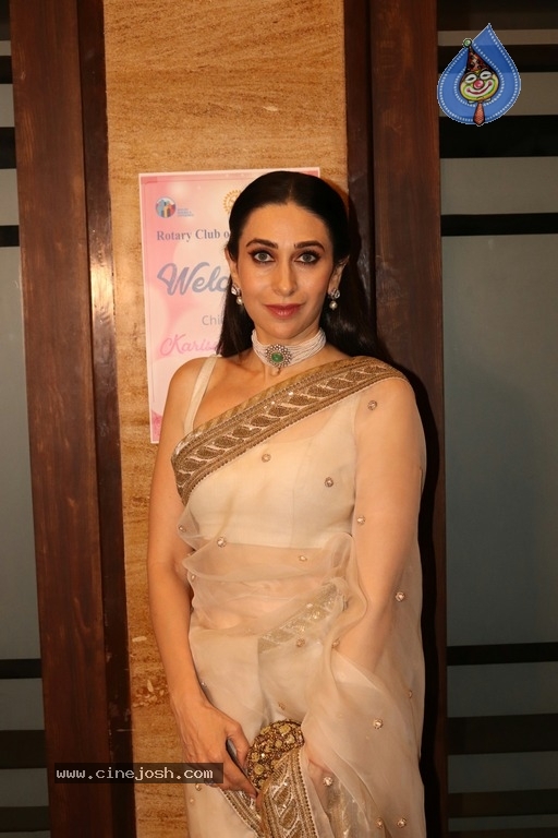 Karisma Kapoor Honoured With Extraordinary Women Award - 10 / 11 photos