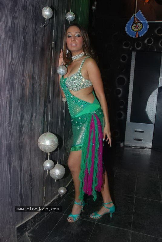 Kashmira Shah Item Song for Film Saath - 24 / 47 photos